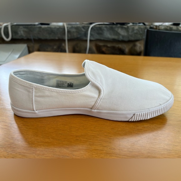 Toms White Canvas Slip Ons. Size-10. Comes with Dust bag.  Worn 2 or 3 times. - Picture 11 of 15